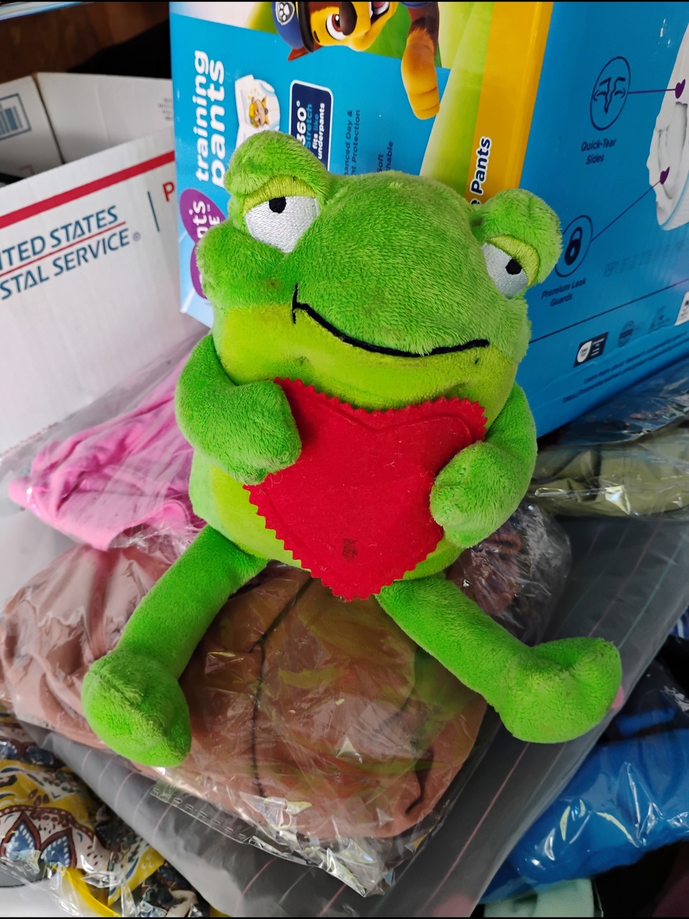 2015 Hallmark Val Pal Green Frog Plush with Red Heart
